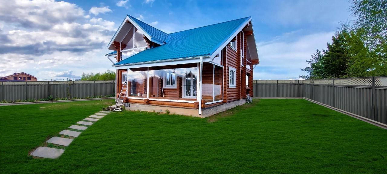 Мягкие окна на веранде загородного дома в Разумном